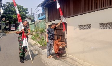 Semarak HUT Ke-79 RI Babinsa Koramil 06-01/Bogor Tengah Bersama Warga Pasang Bendera