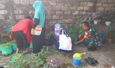 Lestarikan Lingkungan Hidup Babinsa Koramil 06-02/Bogor Selatan Dampingi Mahasiswa UWIKA Tanam Pohon