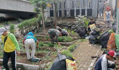 Peduli Lingkungan, Babinsa Koramil 06-01/Bogor Tengah Bersama Warga Gotong Royong Bersihkan Rumput Liar dan Sampah