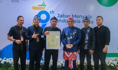 Kenakan Pangsi, Hery Antasari Hadiri Sidang Paripurna HUT Jabar ke-79