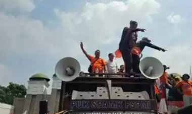 Temui Massa Aksi, Anggota DPR Habiburokhman Dilempari Botol