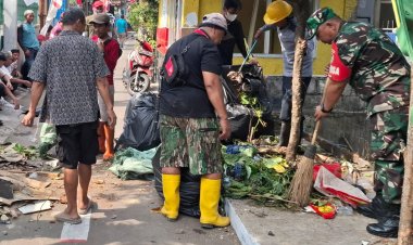 Semangat Peduli Lingkungan, Babinsa  Bersama Warga Bersihkan Saluran Air