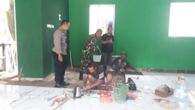Selalu Hadir di Tengah Masyarakat Babinsa Koramil 06-06/Tanah Sareal Bantu Pasang Granit di Mushola Nurul Iman