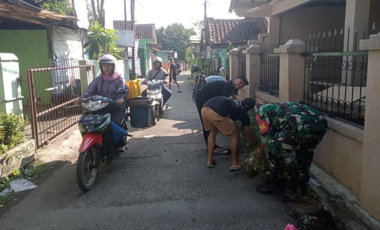 Peduli Lingkungan, Babinsa Koramil 06-06/Tanah Sareal Bersama Warga Gotong Royong Bersihkan Rumput Kanan Kiri Jalan