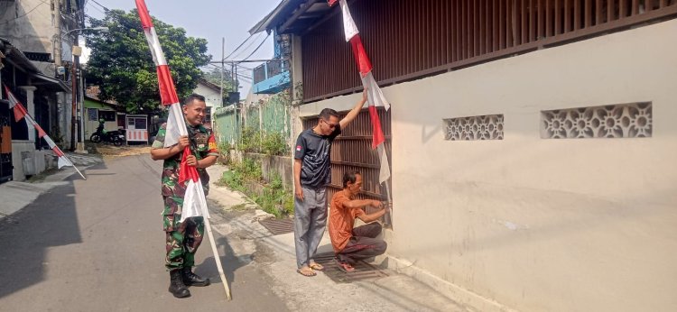 Semarak HUT Ke-79 RI Babinsa Koramil 06-01/Bogor Tengah Bersama Warga Pasang Bendera