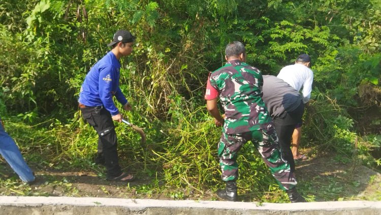 Babinsa Koramil 06-03/Bogor Timur Bersama Pemuda Laksanakan Karya Bakti Pembersihan Jalan R3