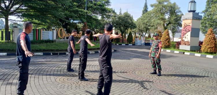 Disiplin Jalankan Tugas Scurity, Babinsa Koramil 06-06/Tanah Sareal Berikan Pelatihan PBB