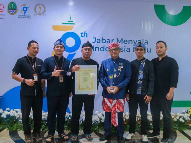 Kenakan Pangsi, Hery Antasari Hadiri Sidang Paripurna HUT Jabar ke-79