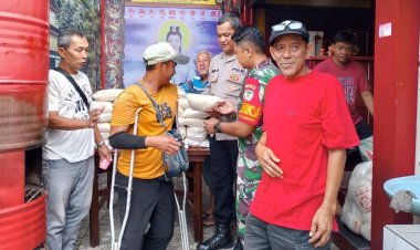 Babinsa Koramil 06-01/Bogor Tengah Dampingi Pembagian Sembako Untuk Warga Kurang Mampu