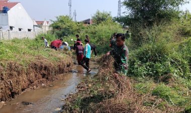 Karya Bakti Bersihkan Parit, Babinsa Koramil 06-04/Bogor Barat Dorong Kepedulian Lingkungan