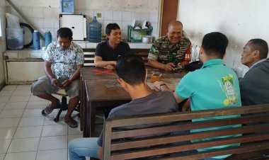 Babinsa Koramil 06-06/Tanah Sareal Komsos Bersama Tokoh Pemuda