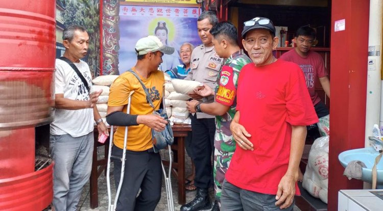 Babinsa Koramil 06-01/Bogor Tengah Dampingi Pembagian Sembako Untuk Warga Kurang Mampu