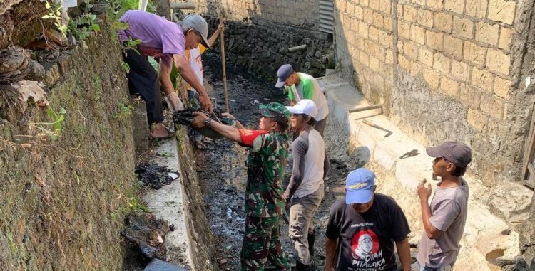 Karya Bakti Bersihkan Selokan, Babinsa Koramil 06-06/Tanah Sareal Bersama Masyarakat