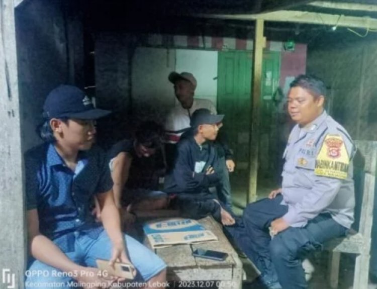 Bhabinkamtibmas Polsek Malingping Polres Lebak Sambang Malam Hari Temui Warga Desa Binaan