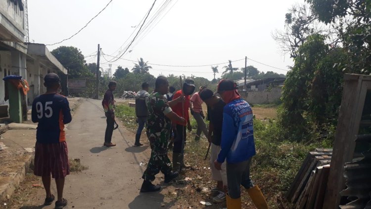 Karya Bakti TNI, Babinsa Koramil 06-06/Tanah Sareal Bersama Kelompok Padat Karya.