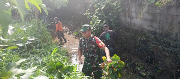 Peduli Kebersihan, Babinsa Koramil 06-06/Tanah Sareal Bersama Warga Karya Bakti Bersihkan Kali Murni