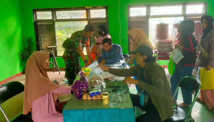 Pastikan Berjalan Lancar, Babinsa Koramil 06-05/Bogor Utara Dampingi Penyaluran Bansos Pangan