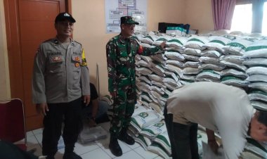 Babinsa Koramil 06-02/Bogor Selatan Dampingi Penyaluran Bantuan Beras Dari Bulog Untuk Warga