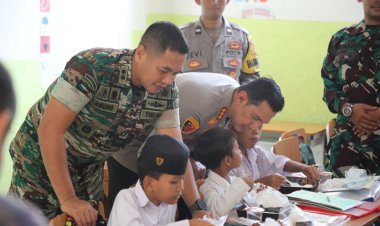 Dandim 0606/Kota Bogor Bersama Kapolresta Bogor Kota Makan Siang Bergizi di SDN Kebon Kopi
