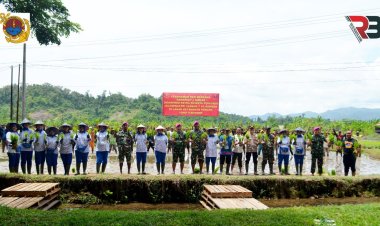 Danyonif 9 Marinir Mendampingi Danbrigif 4 Marinir Beserta Pengurus Jalasenastri Cabang 7 PG Kormar Tanam Padi Bersama