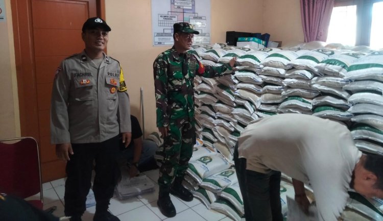 Babinsa Koramil 06-02/Bogor Selatan Dampingi Penyaluran Bantuan Beras Dari Bulog Untuk Warga