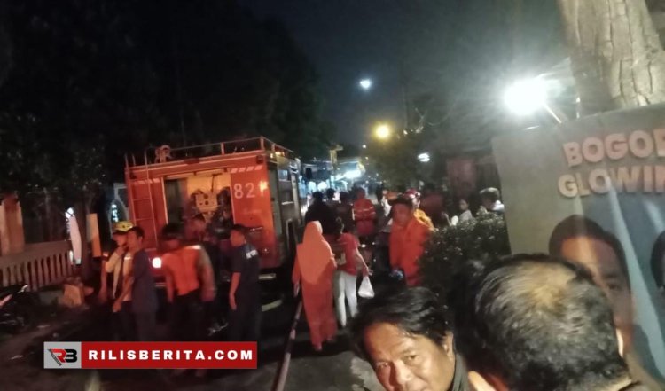 Kebakaran di Pemukimam Padat Bogor, diduga akibat Konsleting listrik.