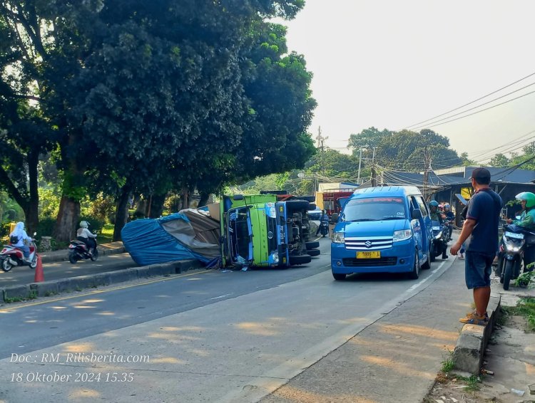 Laka Lantas di Jalan Raya Parung Bogor, Truk Terguling