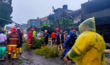 Hujan Disertai Angin Kencamg Terpa Sukabumi.