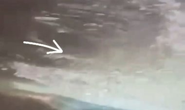 Angkot tercebur di Kali Grogol