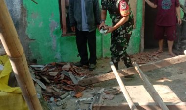 Babinsa Koramil 06-04/Bogor Barat bantu pembersihan rumah warga yang roboh