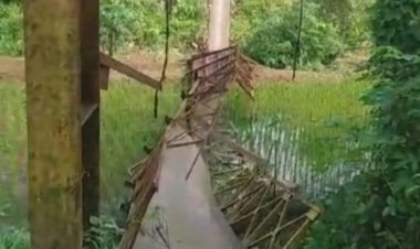 Jembatan Gantung Penghubung 2 Kecamatan di Lebak Ambruk, Akses Warga Lumpuh Total