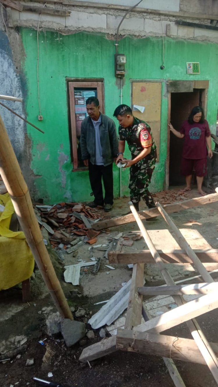 Babinsa Koramil 06-04/Bogor Barat bantu pembersihan rumah warga yang roboh