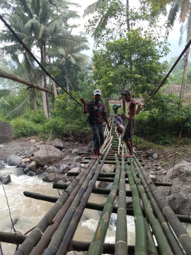 Gotong royong Warga masyarakat membangun jembatan Rawayan.