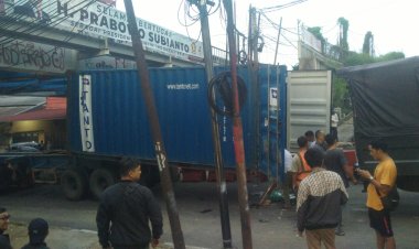 Truk Kontainer Tersangkut di Bawah Jembatan Rel Kereta Api Dekat BTM