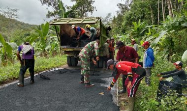 Babinsa Cikadu Koramil 2202/Pelabuhan ratu Laksanakan Giat Pengaspalan Jalan