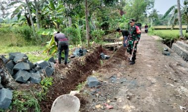 Babinsa Koramil 2215/Ciemas Laksanakan Kerja Bakti Bersama Masyarakat