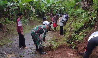 Babinsa Koramil 2201/Cisolok Laksanakan Karya Bakti Bersama Warga