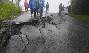 Jalan Provinsi di Desa Nyalindung Amblas Akibat Hujan Deras