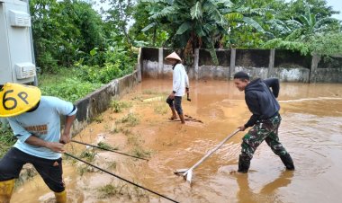 Personel Koramil 0622-15/Ciemas Bersama Warga Gerak Cepat Bersihkan Material Pasca Banjir