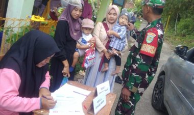 Babinsa Koramil 2201/Cisolok Dampingi Kegiatan Posyandu di Desa Cikakak
