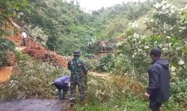 Babinsa Mekarjaya Bersama Warga Bersihkan Jalan Pasca Longsor