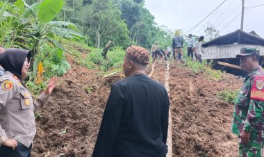 Babinsa Desa Lengkong, Serma Harun, Tinjau Lokasi Tanah Longsor di Kampung Selajambe