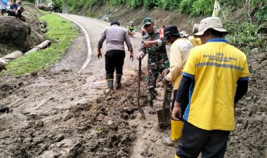 Babinsa Koramil 0622-15/Ciemas Laksanakan Pembersihan Material Longsor