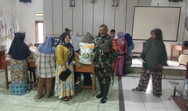 Berikan Rasa Aman, Babinsa Koramil 0266-06/Parakan Salak Dampingi Pendistribusian Bansos