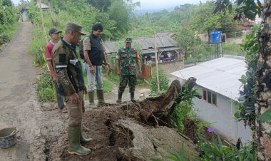 Babinsa Koramil 0622-06/Parakan Salak Pantau Kejadian Jalan Amblas Akibat Cuaca Ekstrem