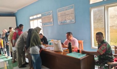 Babinsa Dampingi Penyaluran Bantuan Pangan Cadangan Beras Tahap 3 Tahun 2024