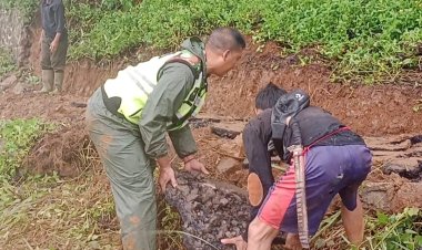Babinsa Koramil 2215/Ciemas Laksanakan Kerja Bakti Bersama Masyarakat