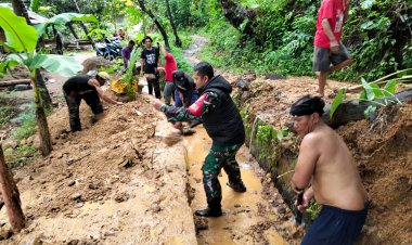 Babinsa Koramil 2201/Cisolok Bersama Warga Laksanakan Karya Bakti Pasca Banjir