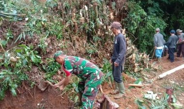 Babinsa Koramil 2205/Kalapanunggal Bersama Warga Laksanakan Karya Bakti
