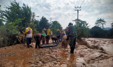 Babinsa Koramil 2215/Ciemas Kerja Bakti Bersihkan Jalan Tertimbun Lumpur